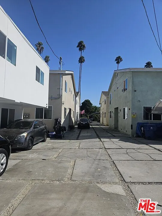 4 bed, 3.0 bath, 1178 sqft, $3,799 — Photo 3