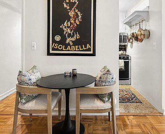 4th image of 301 E 22nd St APT 11U