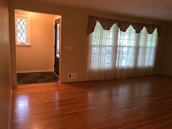 4th image of 20 Harper Dr
