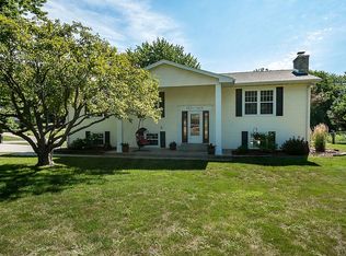 3725 Ridgewood Dr, Davenport, IA 52807