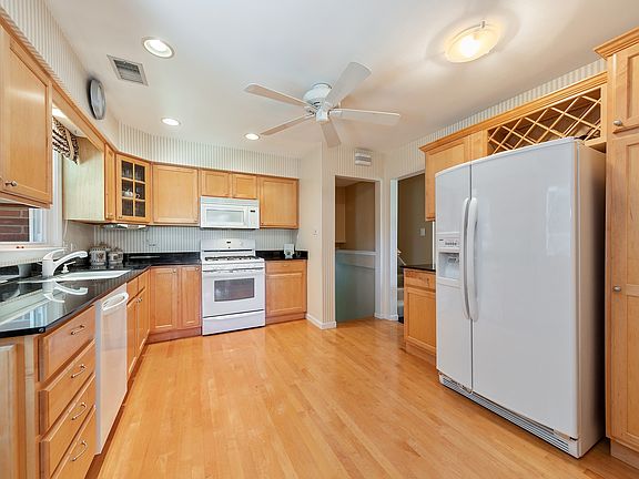 4th image of 24 Poplar Pl