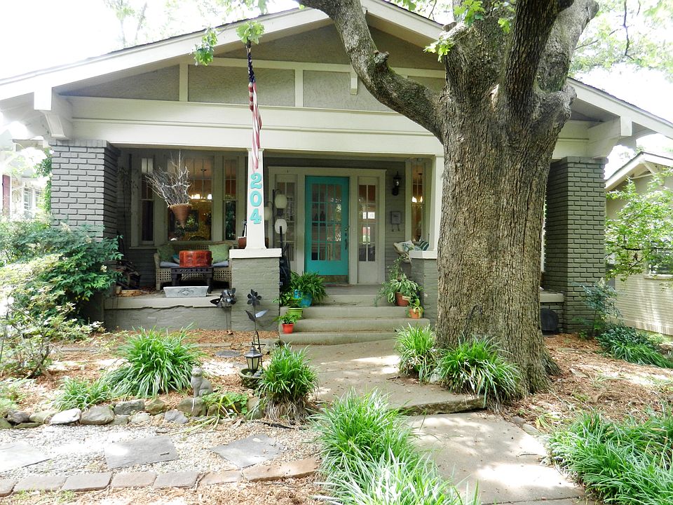 Street view - majestic oak