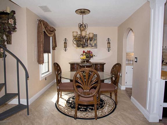 5th image of 305 Sage Ct