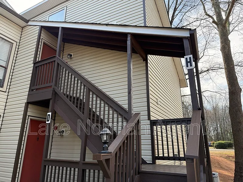 2 bed, 2.0 bath, 908 sqft, $1,050 — Photo 2