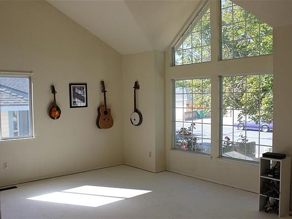 4th image of 1683 Salmon Dr