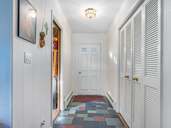 3rd image of 1041 Woodcliff Dr