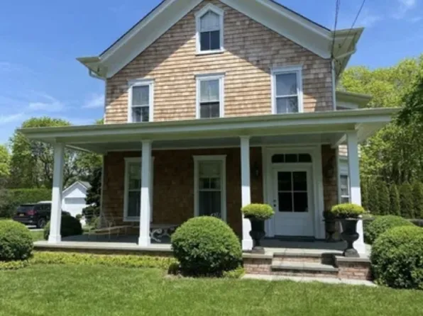 https://photos.zillowstatic.com/fp/b8d681a34357fa5652e2fdac22113403-p_e.webp