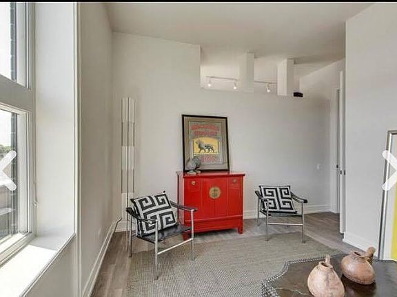 4th image of 4421 N Clark St #202