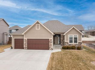 633 Shady Bend Dr, Tonganoxie, KS 66086