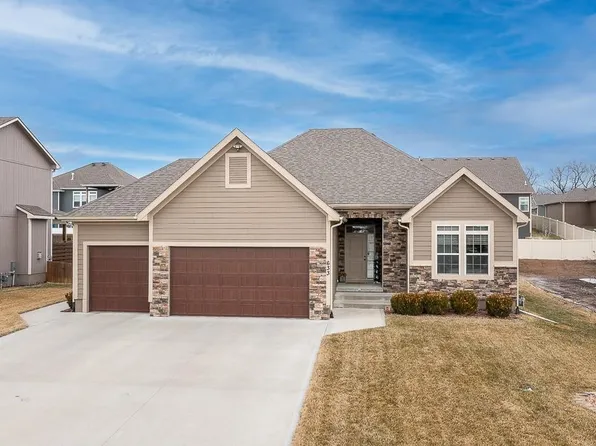 633 Shady Bend Dr, Tonganoxie, KS 66086