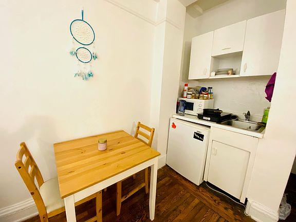 2nd image of 11 Waverly Pl APT 6M