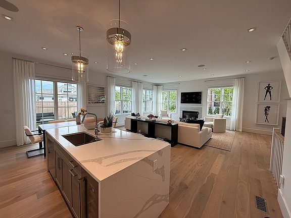 3rd image of 7 Spruce Ct