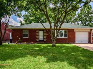 8443 Hampstead Dr, Saint Louis, MO 63123