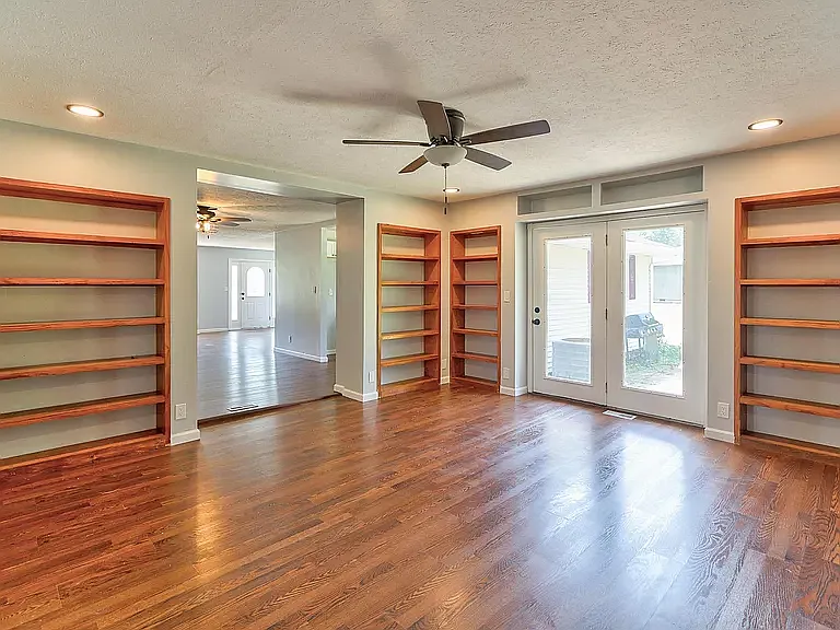 215 E Sycamore St — Photo 18