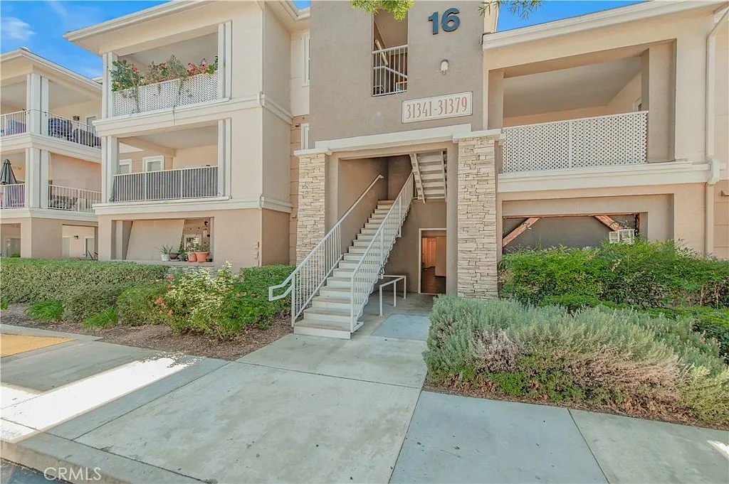 2 bed, 1101 sqft, $2,300 — Photo 2