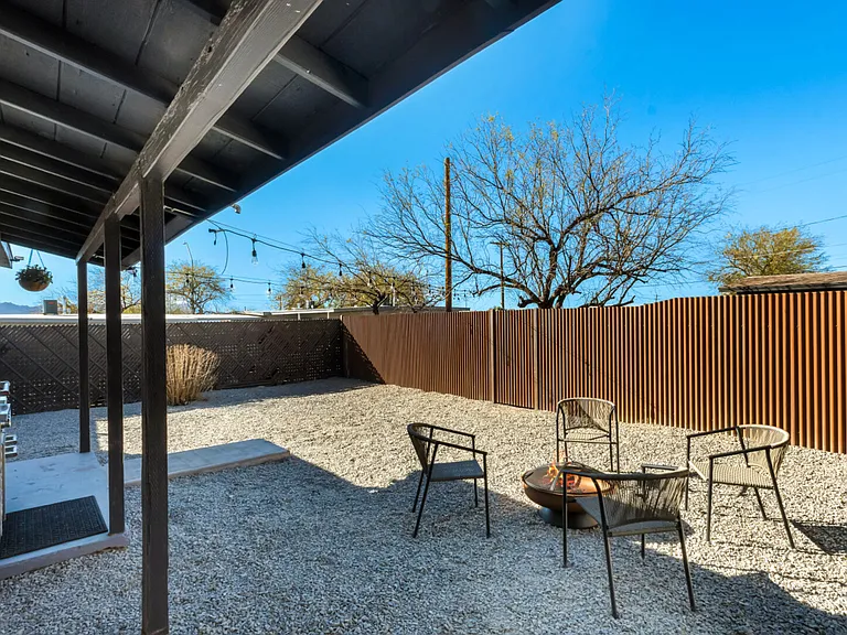 E Lee St — Photo 26