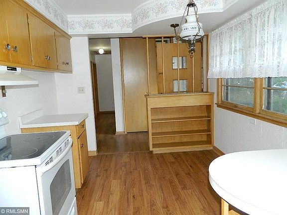 5th image of 209 Warburton St W