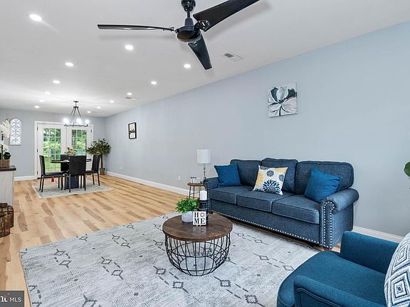 3rd image of 429 Summer Park Cres