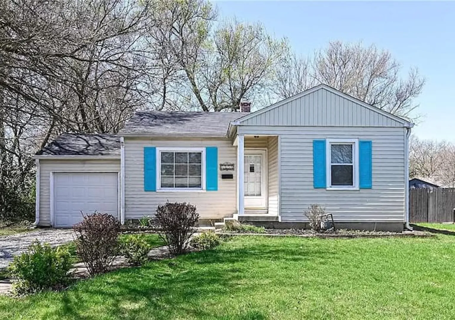 Peaceful Broad Ripple Getaway: 3 BR, Full Basement — Photo 2