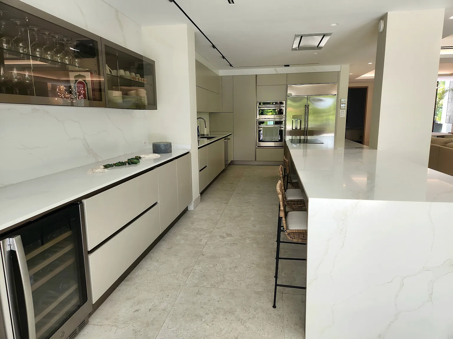 4 bed, 4.5 bath, 4000 sqft, $30,000 — Photo 4