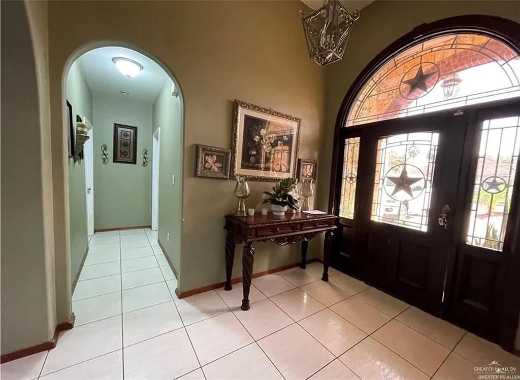 4 bed, 2.0 bath, 2495 sqft, $2,800 — Photo 3