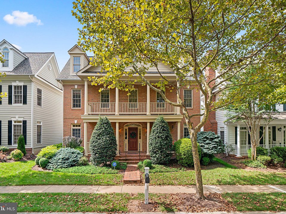 1st image of 313 Oak Knoll Dr