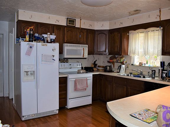 5th image of 104 Cochran St