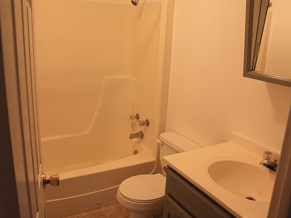 5th image of 408 Hickory Cir #6