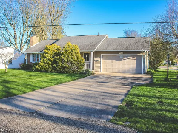 1186 Stark Dr, Alliance, OH 44601