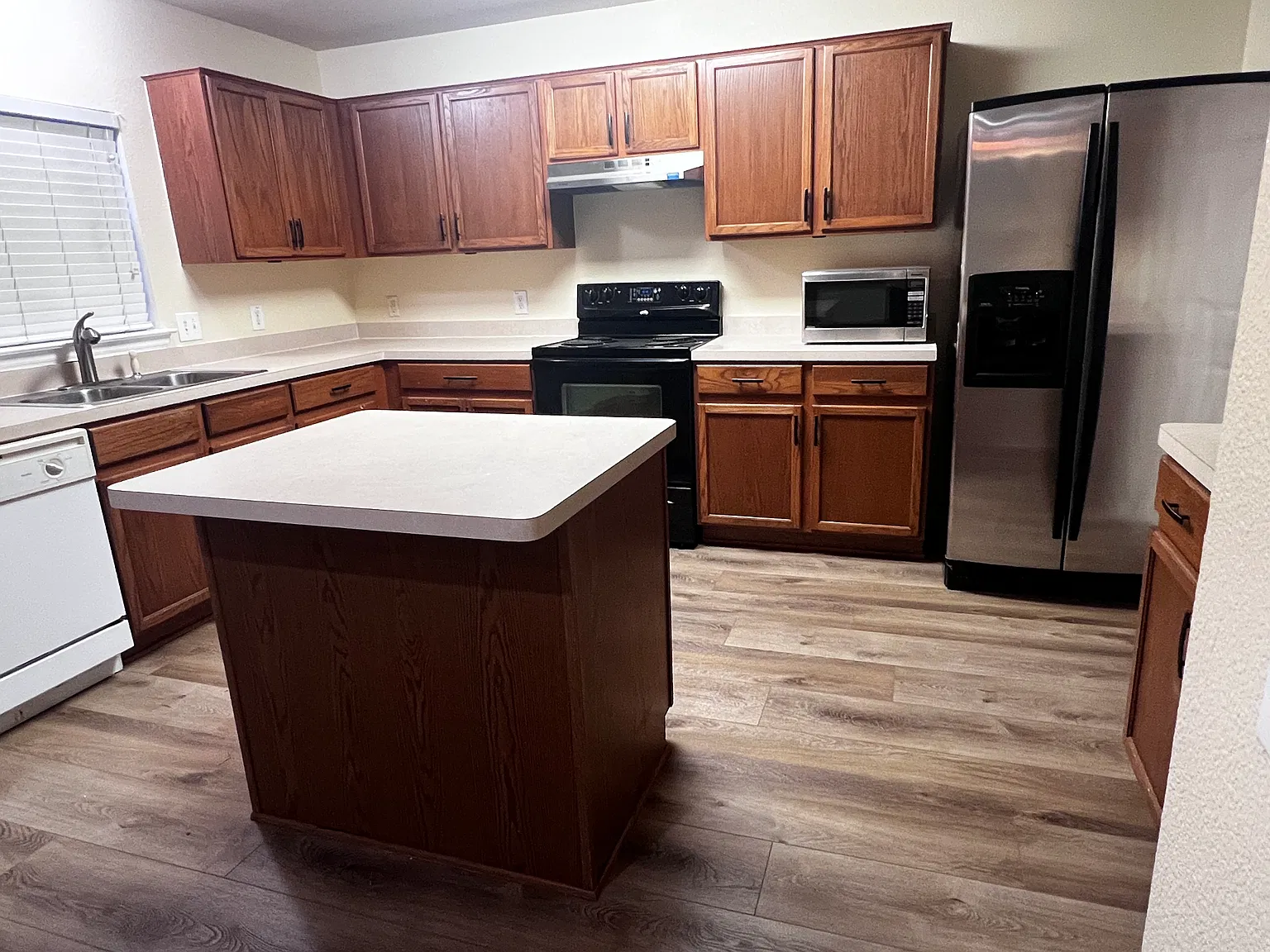 3 bed, 2.5 bath, 2380 sqft, $1,695 — Photo 4