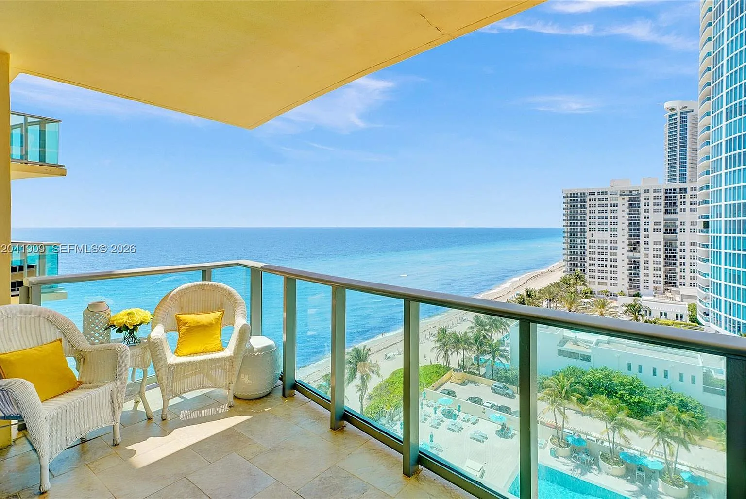 Wave Condo — Photo 1