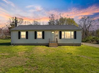 3 Sunniecrest Dr, Waterford, CT 06385