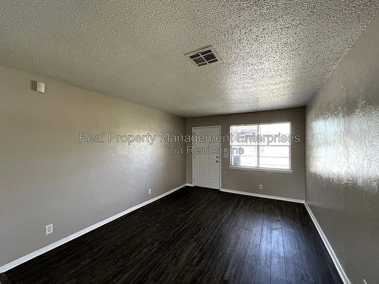 609 S Meadow Ln — Photo 8