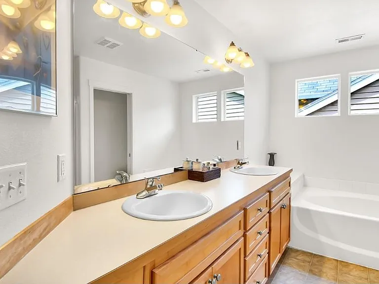 10251 NE Okanogan St #4 — Photo 11