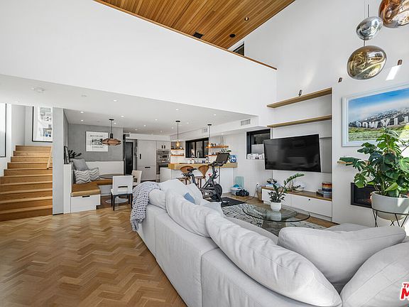 4th image of 303 Windward Ave