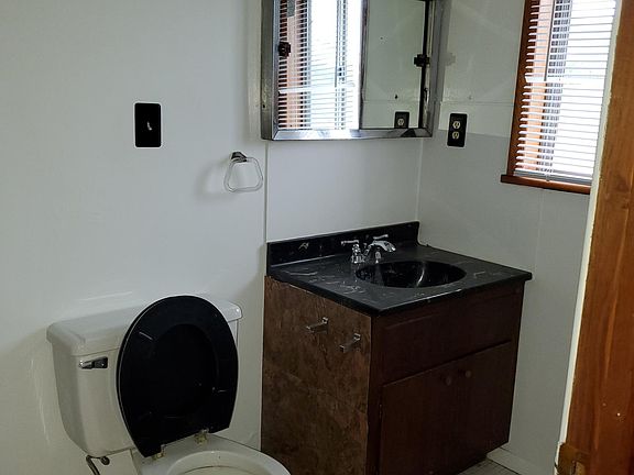 4th image of 219 E 4th Ave