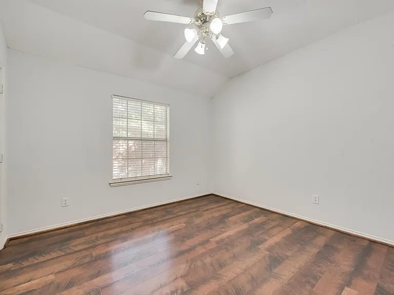 10911 Robincreek Ln — Photo 14