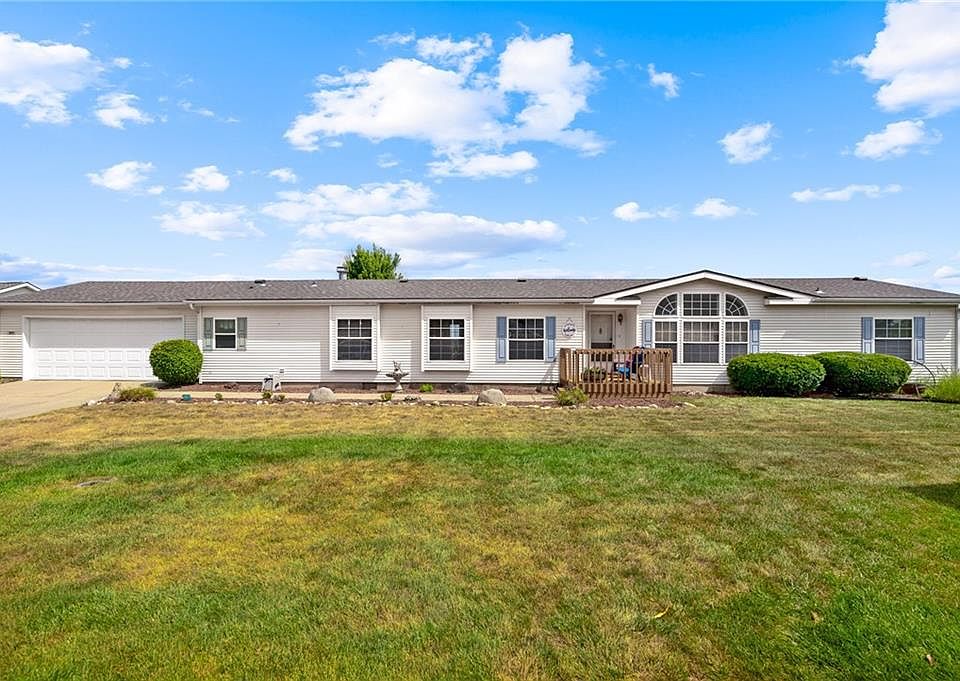 1st image of 805 NE Pine Ct