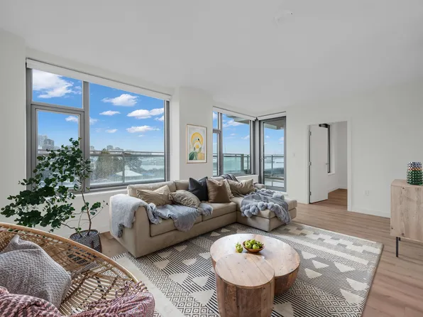 755 Harbourside Dr #320, North Vancouver, BC V7P 3R7