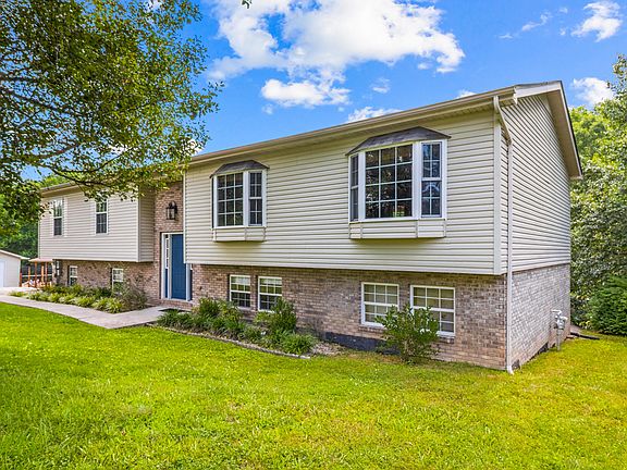 3rd image of 10 Verbena Dr