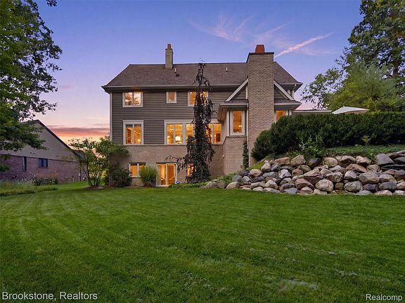 2nd image of 7655 Maple Ridge Ct