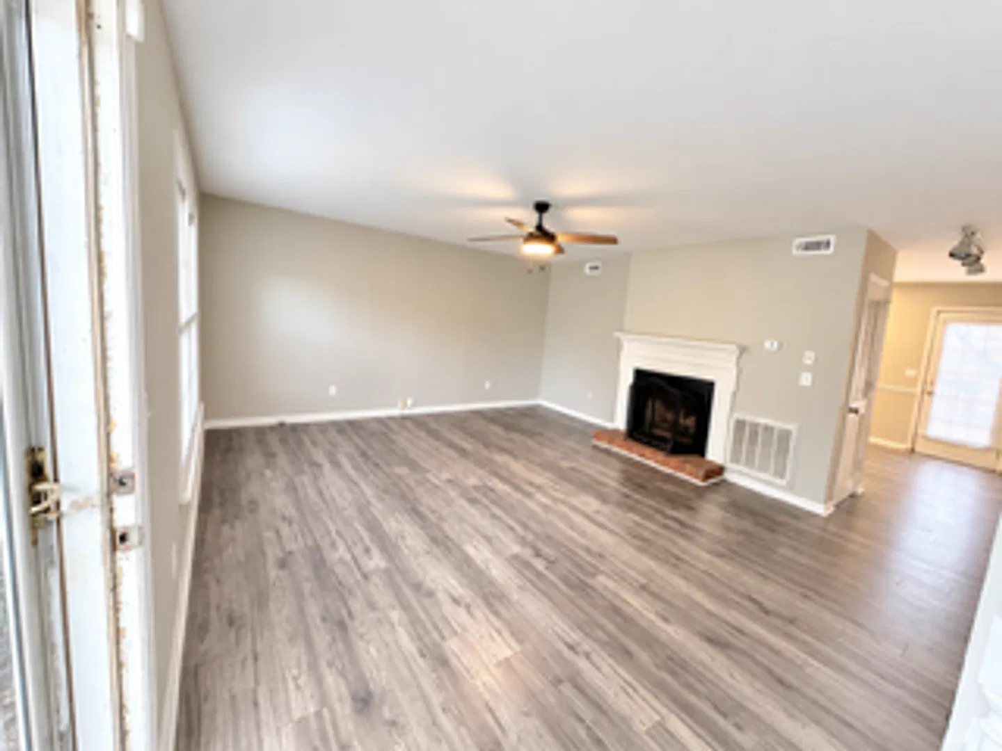 For Lease - 2 Bed, 1.5 Bath, 1300sqft Townhome — Photo 4