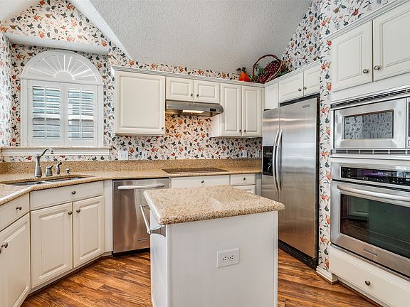 3rd image of 14596 Blueberry Ct