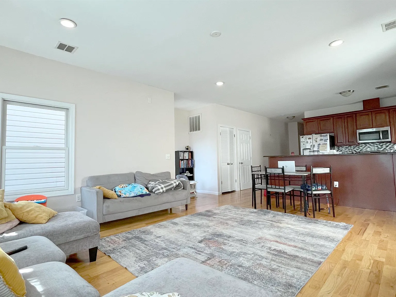 4 bed, 3.0 bath, 2000 sqft, $6,750 — Photo 4