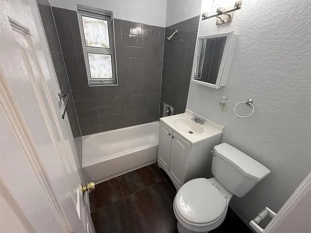 3 bed, 2.0 bath, 1376 sqft, $2,599 — Photo 1