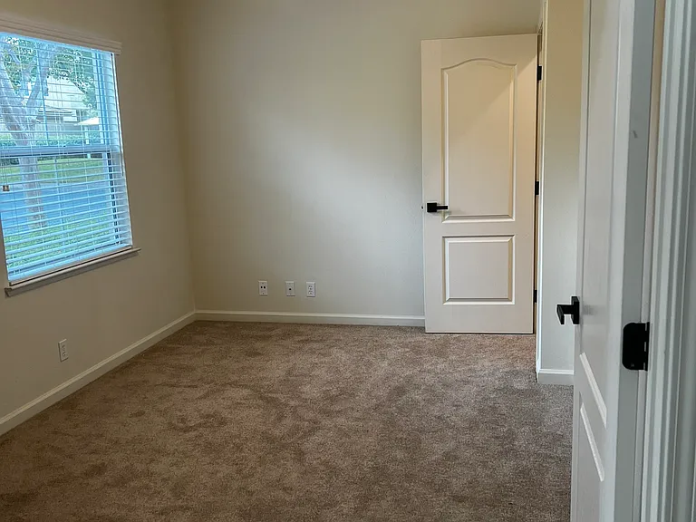 751 Silchester Ct — Photo 3