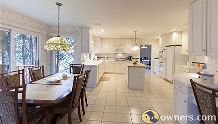 Spacious, bright kitchen