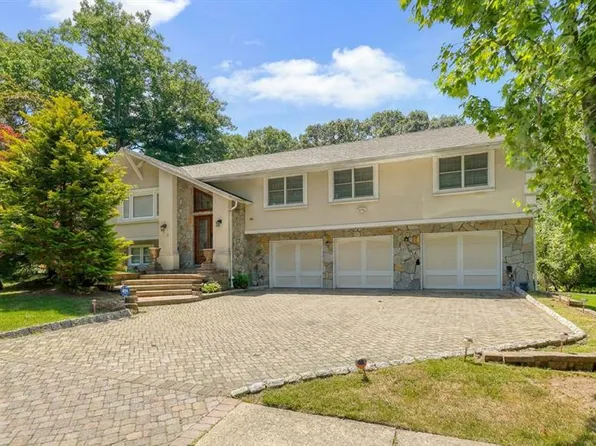 318 Briarcliff Ln, Paramus, NJ 07652