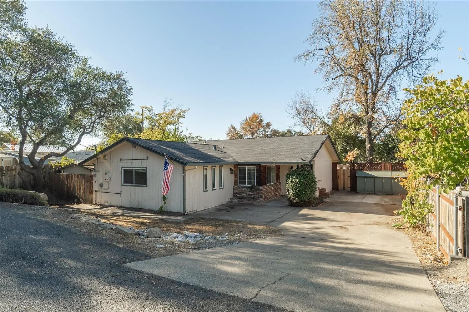 689 Gardner Ln photo 1
