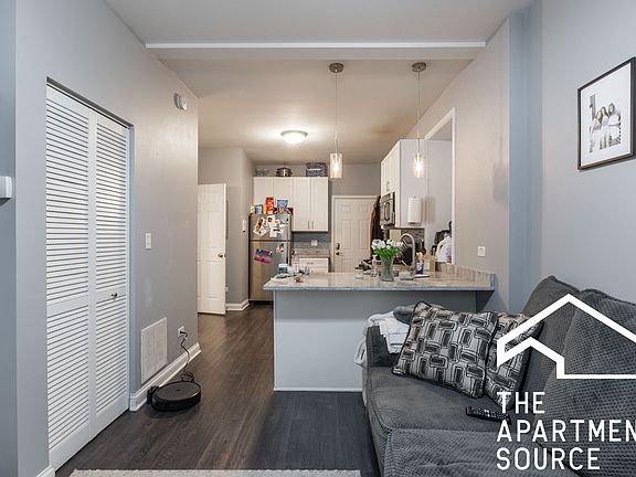 5th image of 1300 N Greenview Ave APT 1R